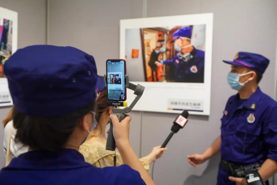 街头最新片，城市影像的时尚脉搏与艺术风采展现