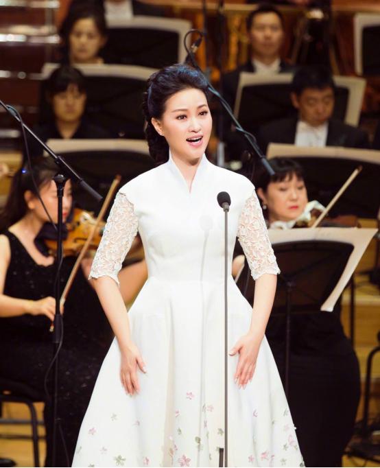演员吴京安的成长历程，从默默无闻到备受瞩目的演艺之路。